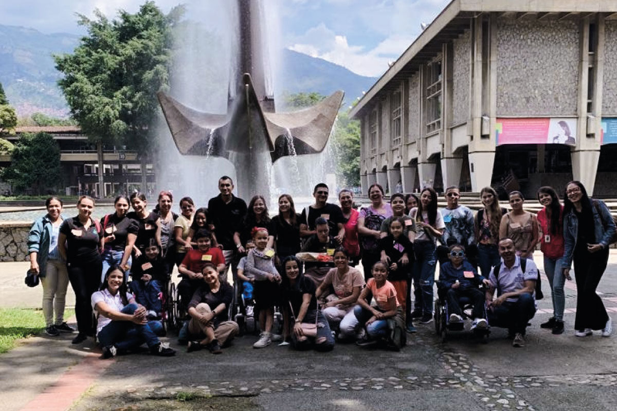Comunidad educativa del programa Resilientes de visita en la Universidad de Antioquia en su salida pedagógica