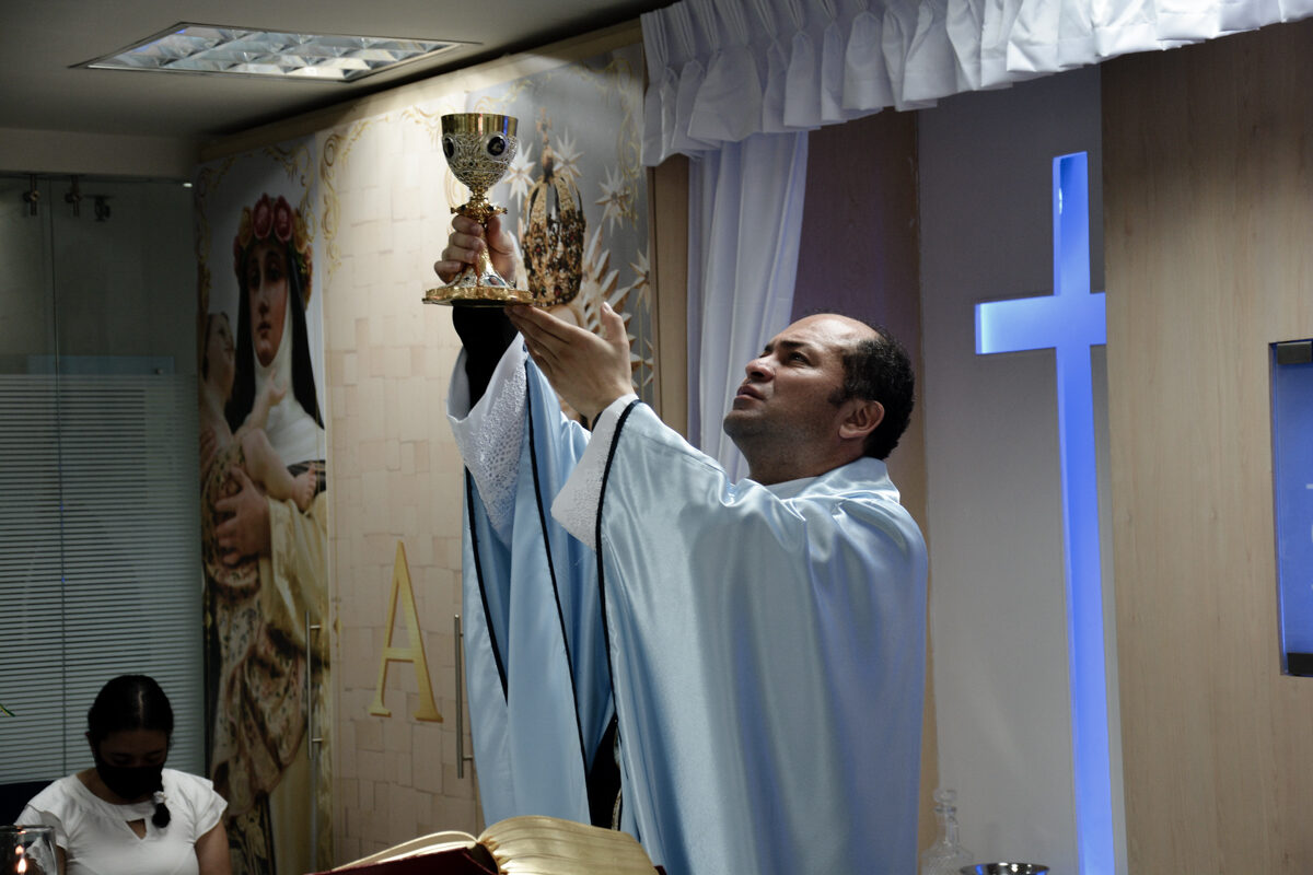 Imagen de sacerdote celebrando la Eucaristía