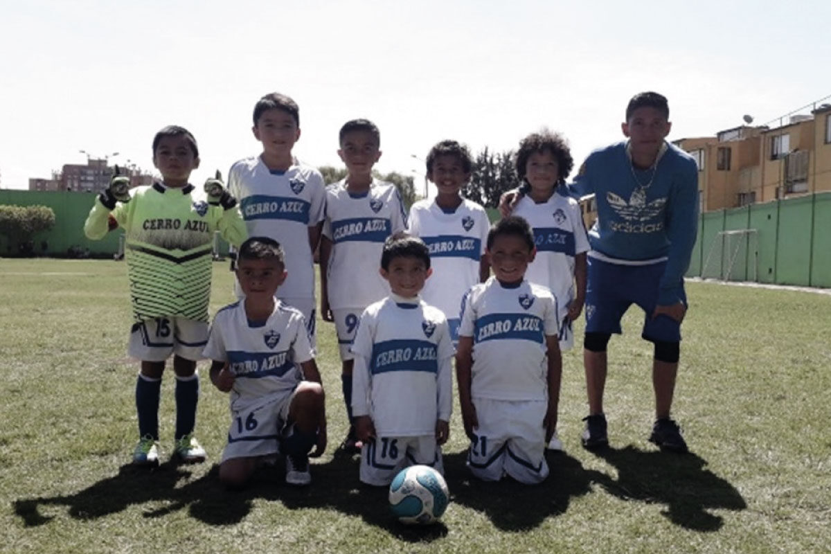 Niños reunidos con uniformes de futbol