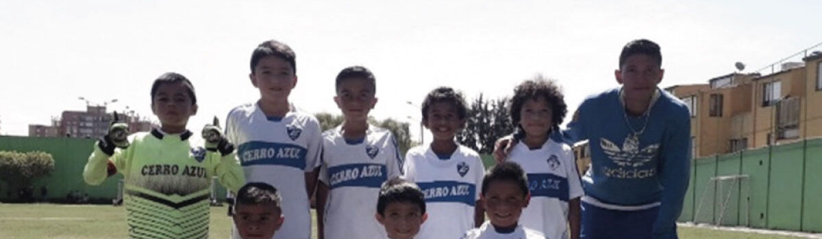 Niños reunidos con uniformes de futbol