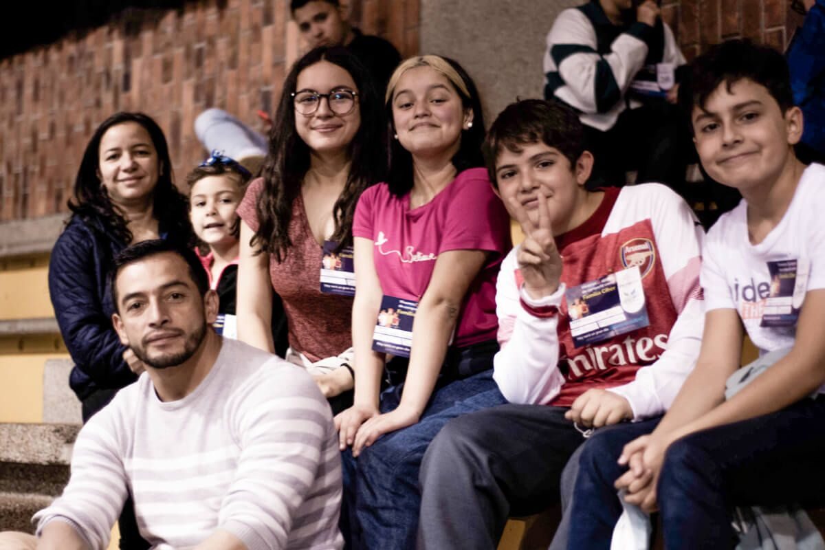 Fotografía con varios estudiantes y padres de familia reunidos en la convivencia Bogotá 2022, se agrega la foto como referencia a la importancia del acompañamiento familiar en el proceso educativo.
