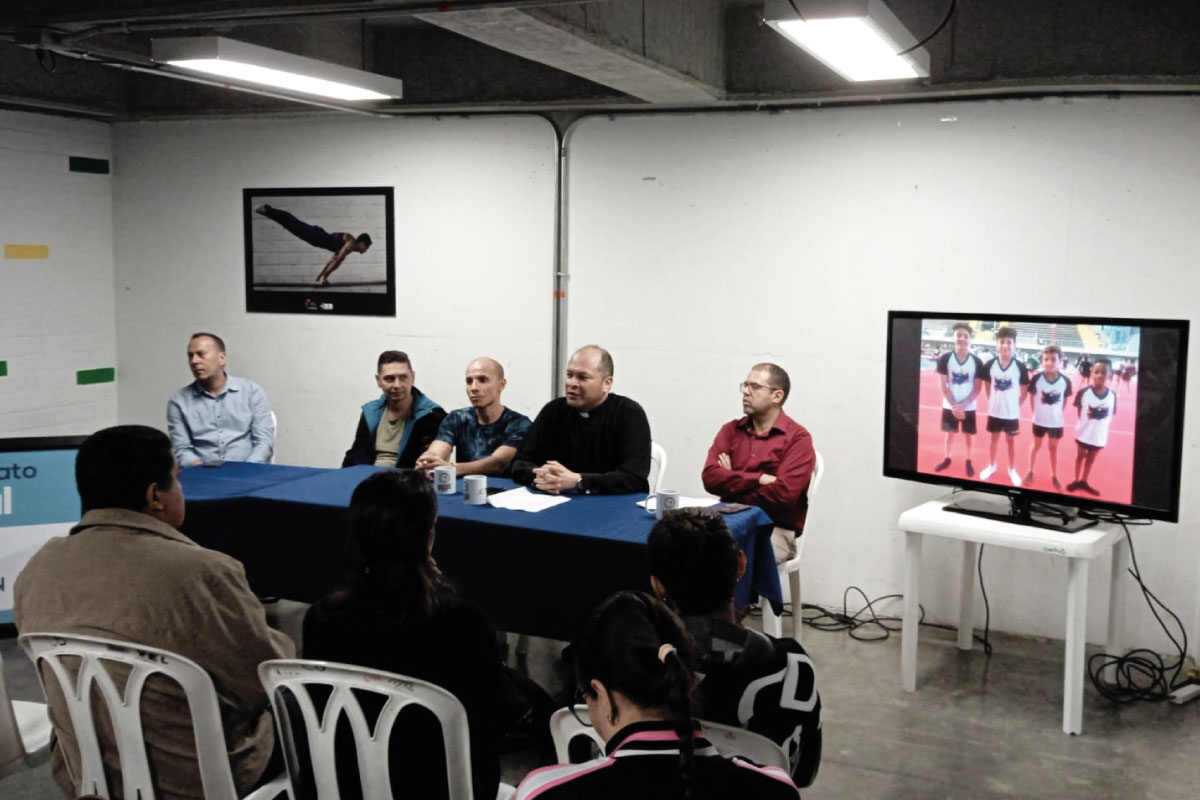 Administrativos del Cibercolegio y la liga de gimnasia de Antioquia en la mesa de reunión