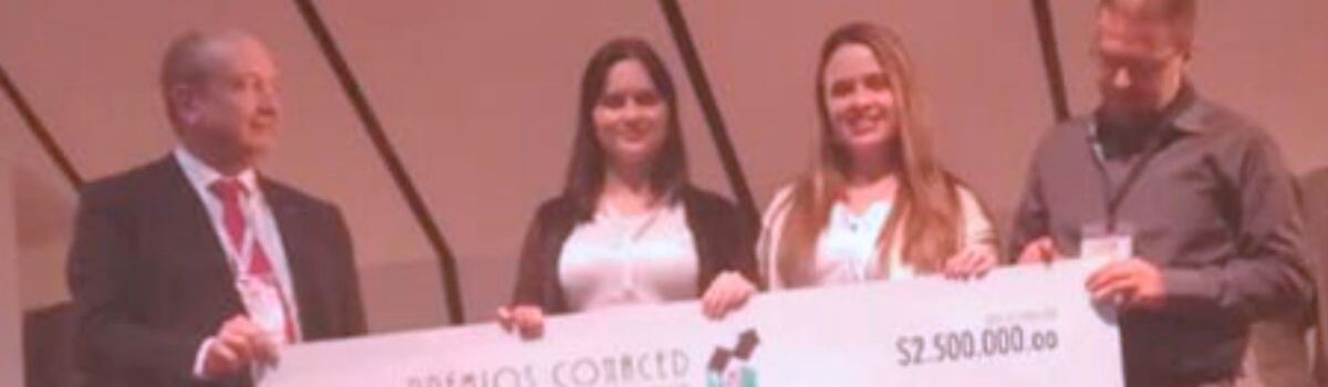 Equipo del Cibercolegio UCN recibiendo el premio CONACED
