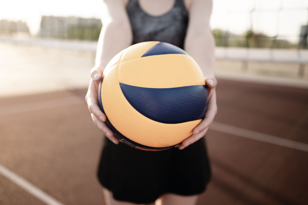 Imagen de jugador de voleibol sosteniendo un balón.