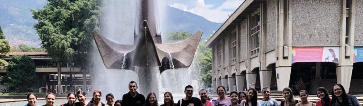 Comunidad educativa del programa Resilientes de visita en la Universidad de Antioquia en su salida pedagógica