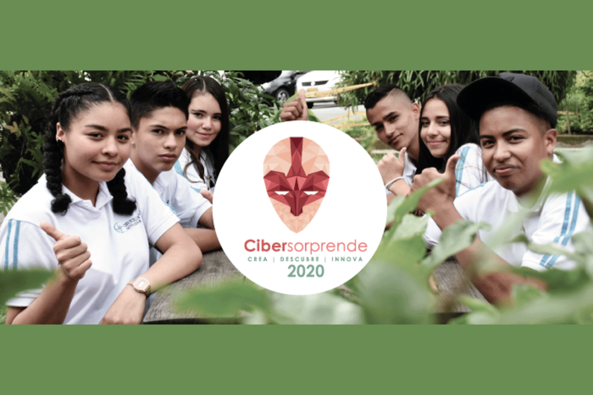 Fotografía de alumnos del Cibercolegio compartiendo al aire libre.