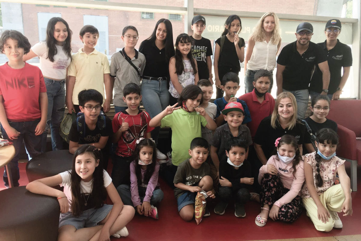 Fotografía de alumnos y docentes del Cibercolegio UCN visitando el planetario de Medellín