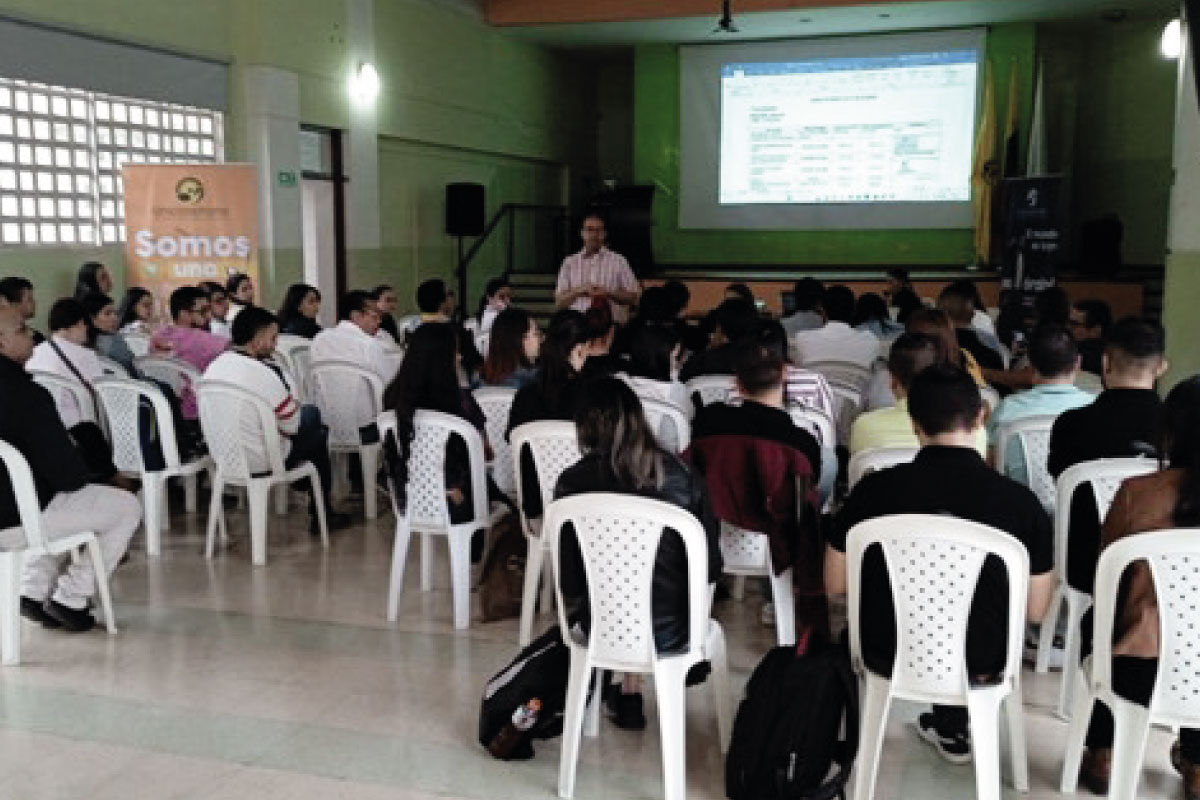 Los docentes del Cibercolegio en reunión de autoevaluación institucional