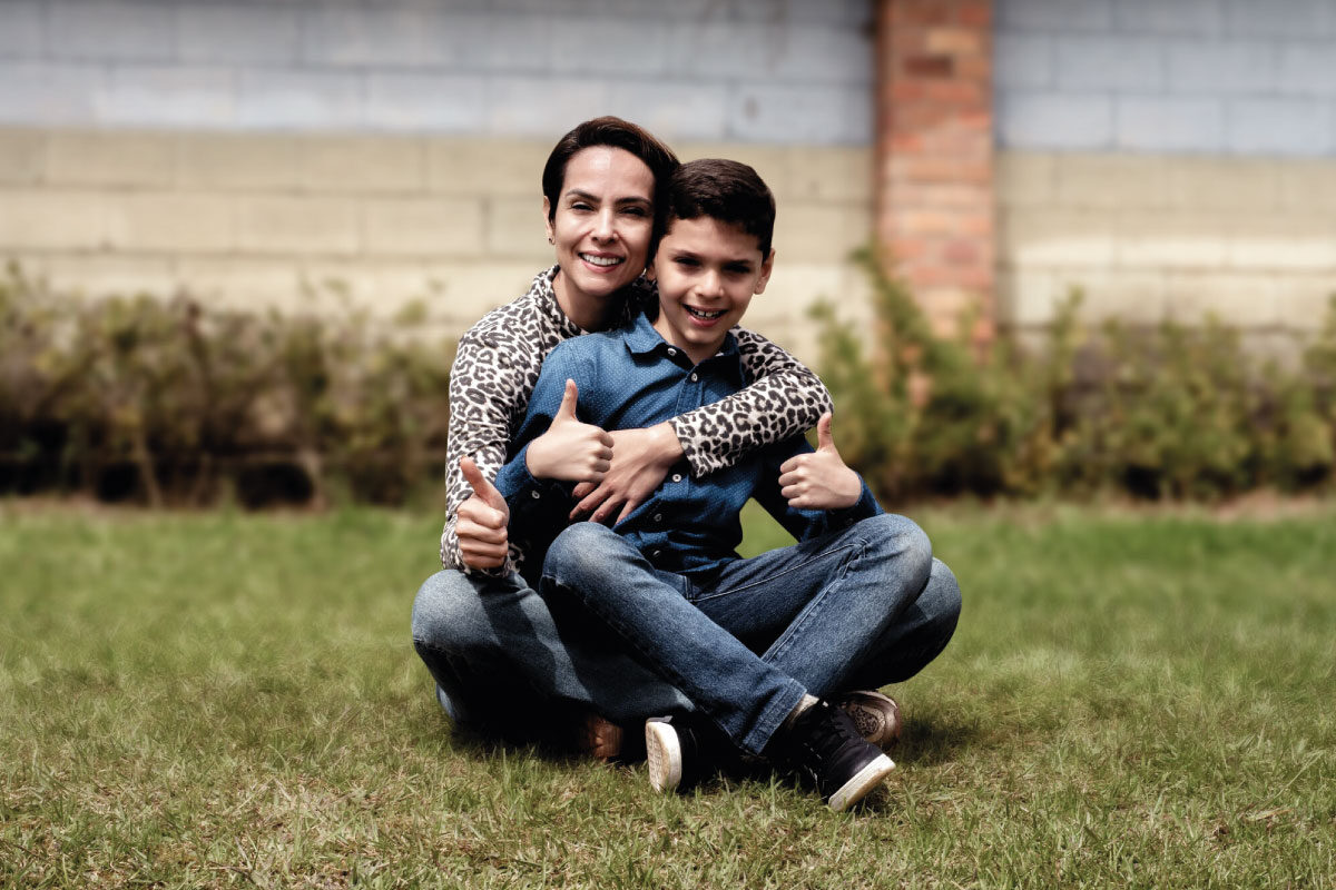 Imagen de una madre y su hijo.