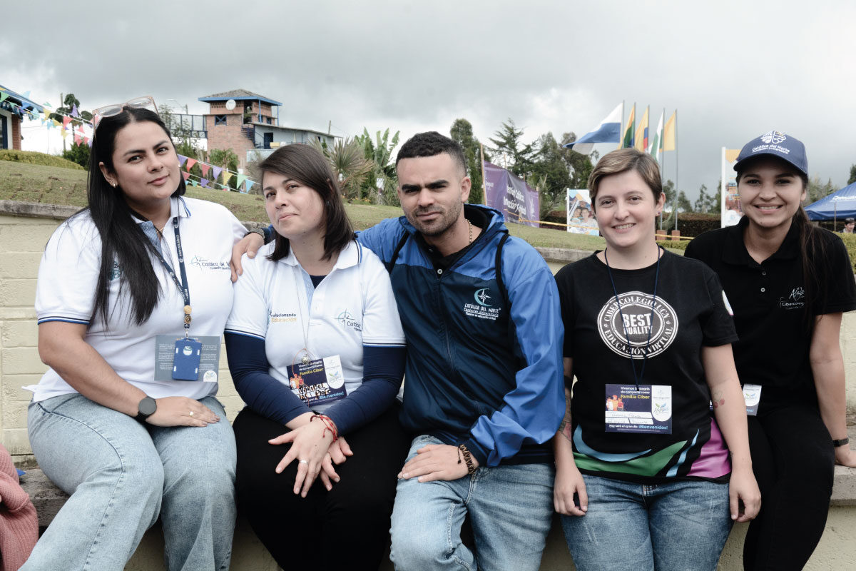 Fotografía de una familia del Cibercolegio UCN felices de participar en las actividades programadas por la institución.