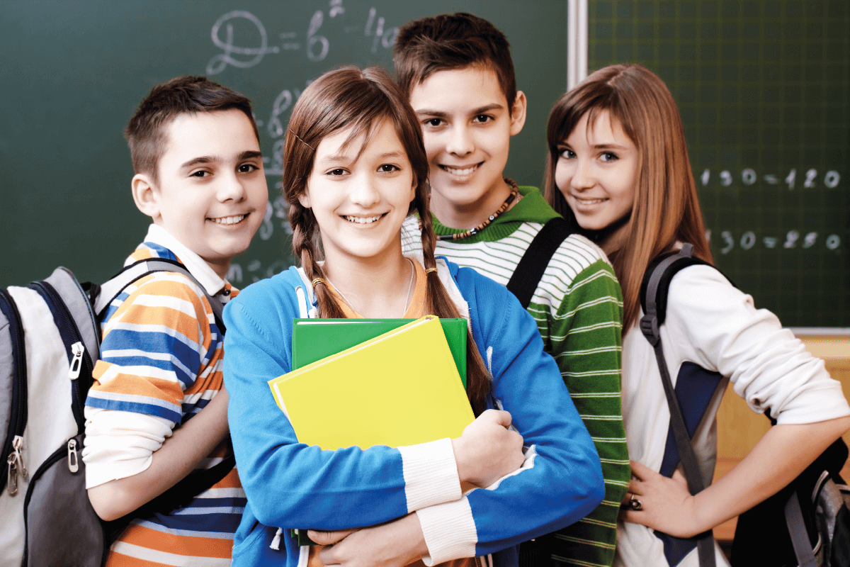 grupo de estudiantes con sus libros de estudio