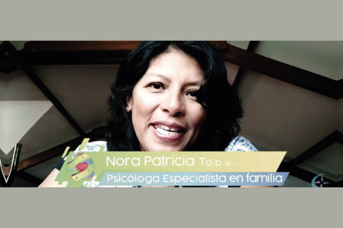 Imagen Psicologa que presenta en la actividad el programa de formación y desarrollo de la inteligencia emocional para padres de familia cuidadores y responsables