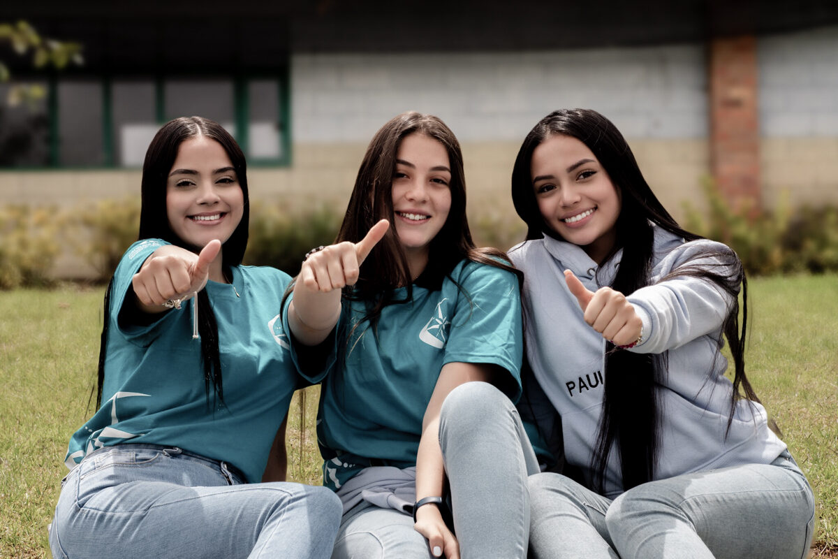 Imagen de estudiantes del Cibercolegio