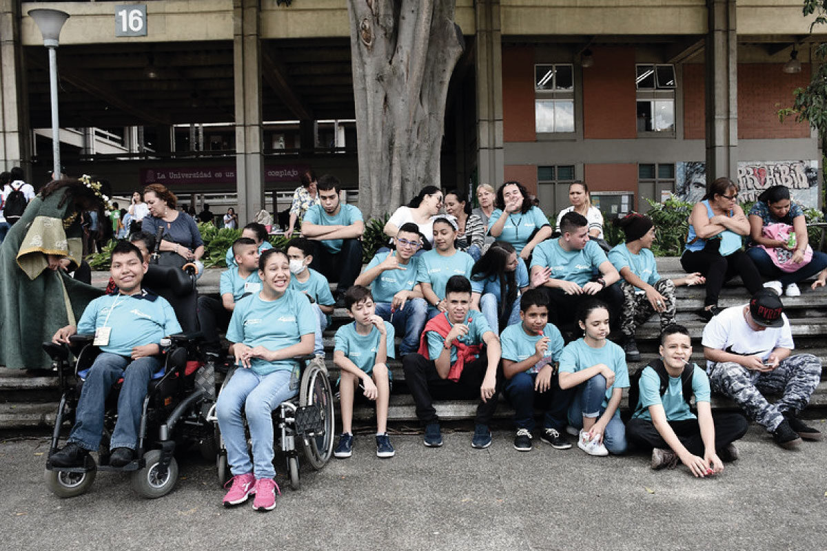 Estudiantes de Primaria Incluyente compartiendo