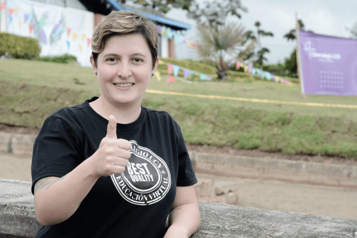 Fotografía de la docente de educación física sonriendo y lista para iniciar proceso de entrega de informes académicos.