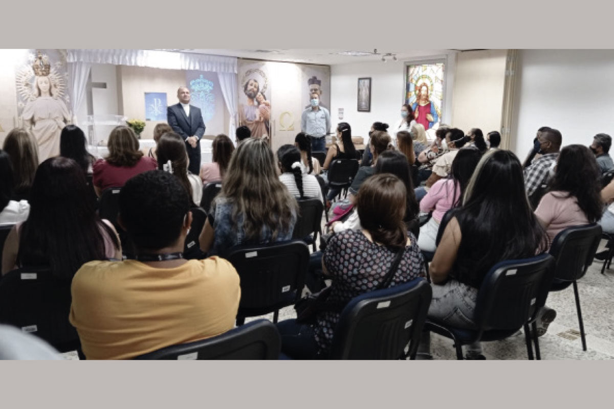 Fotografía de la reunión de inicio del programa Resilientes con un encuentro donde se tuvo la oportunidad de recibir unas sentidas palabras de bienvenida por parte del Pbro. Eduin Salazar, rector del Cibercolegio UCN, a padres de familia y equipo de trabajo.