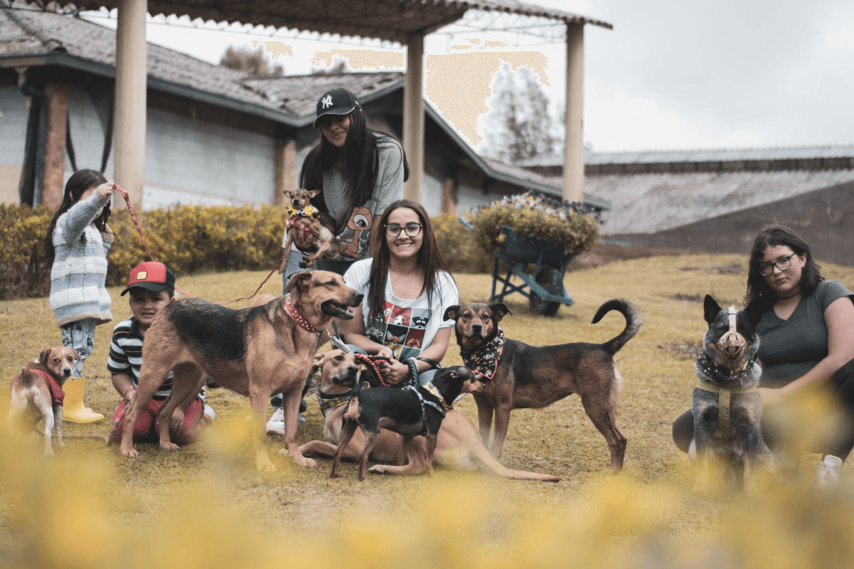 Miembros de Team Ciber con la mascota participando en el festival