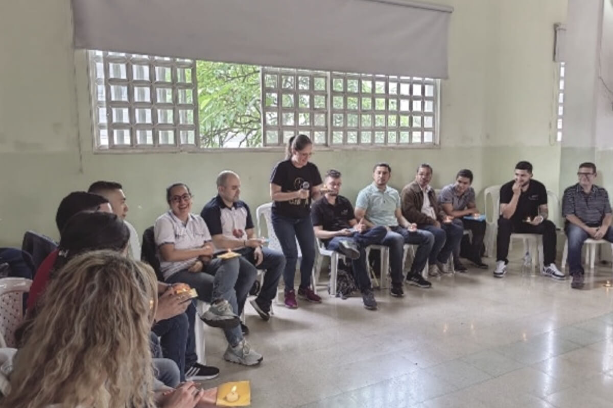 Docentes del Cibercolegio en actividad con Pastoral y Bienestar.