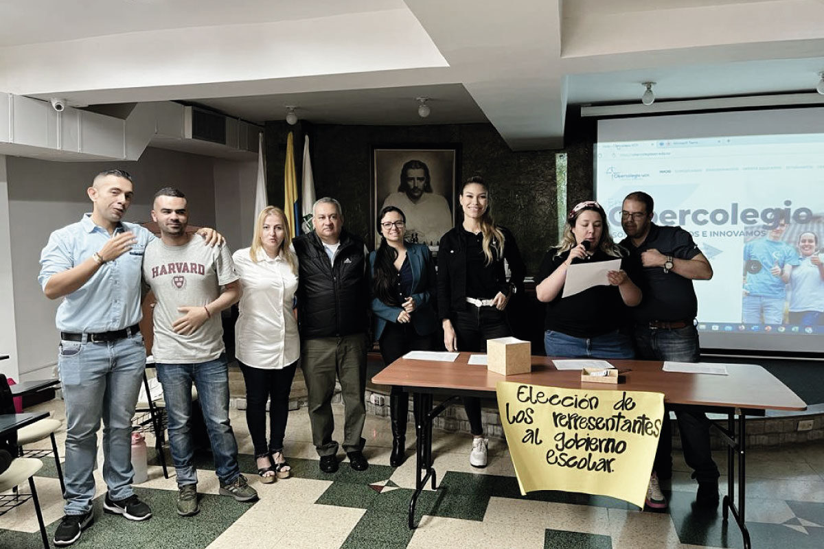 Docentes celebrando la elección de representantes de bienestar docente