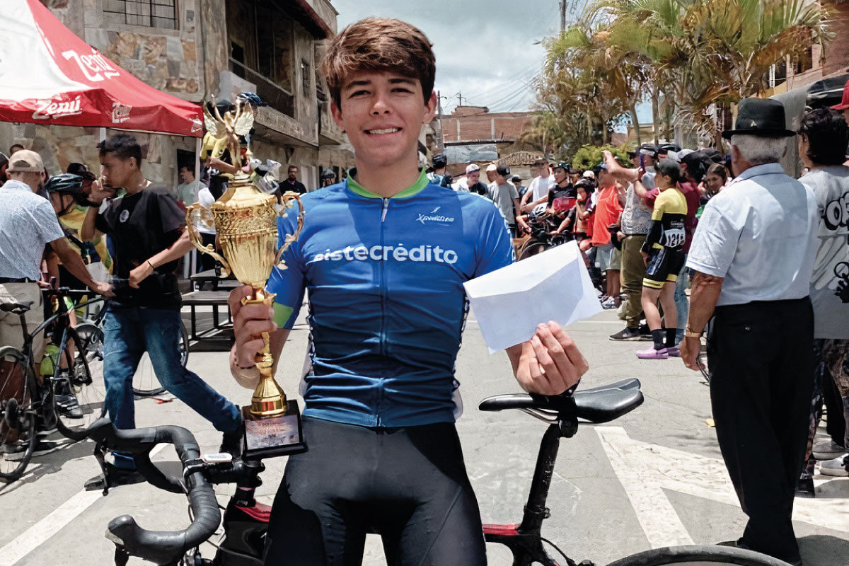 jerónimo recibiendo el trofeo