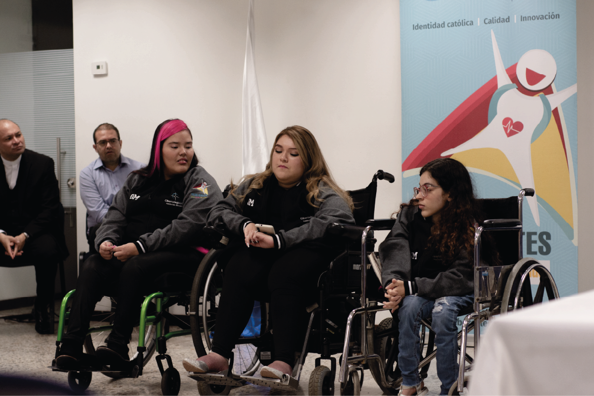 Fotografía de alumnos del programa Resilientes próximos a graduarse.