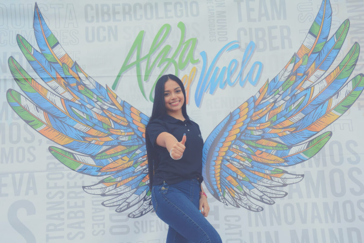 Estudiante del Cibercolegio con las alas de 