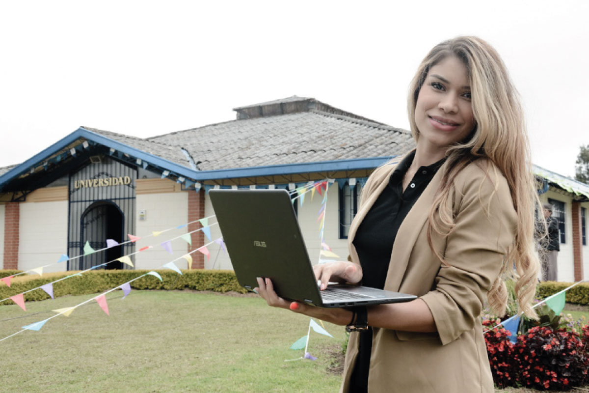 Mujer con computador