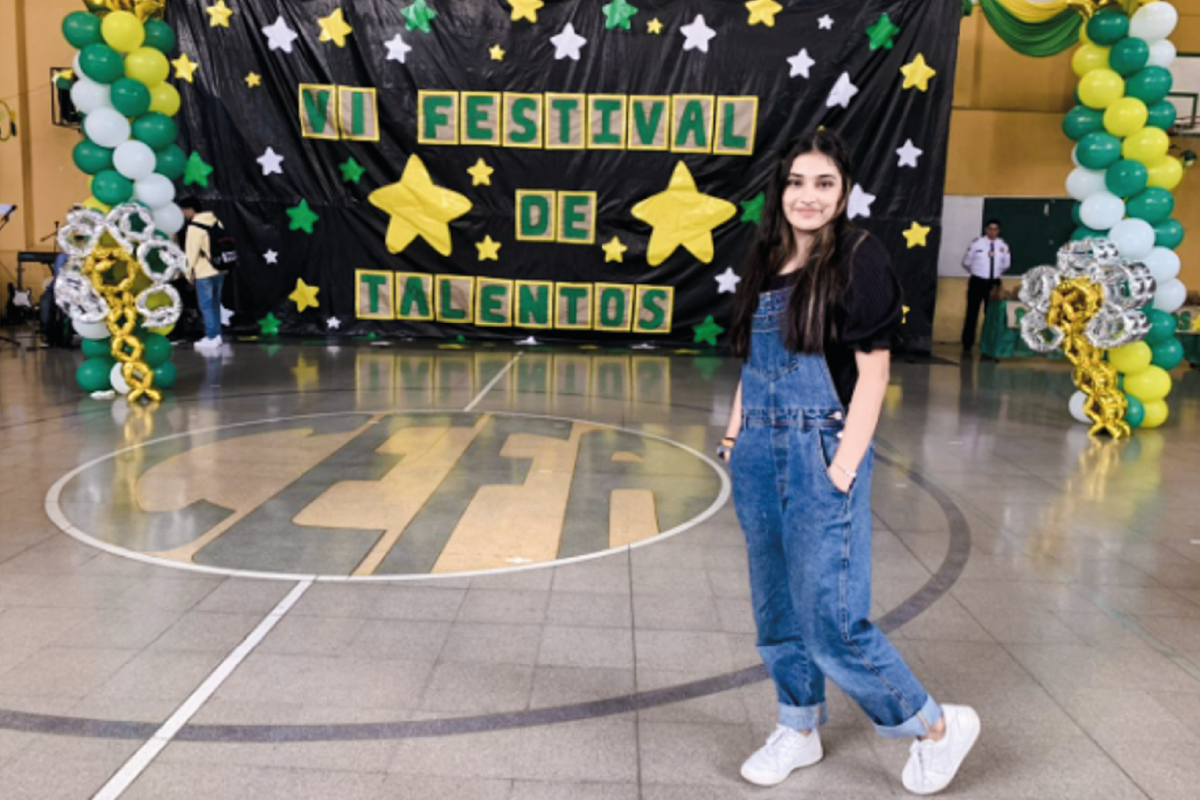 Estudiante Juanita Villa en el VI Festival de talentos de jóvenes y adultos