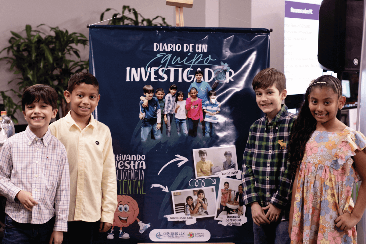 Estudiantes de primaria del Cibercolegio en su pendonde de exposición 