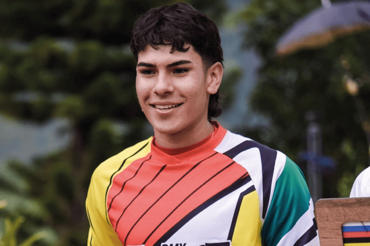 Estudiante Thomas Martínez con su título de segundo puesto