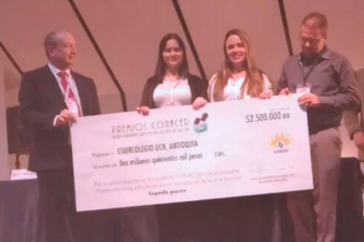 Equipo del Cibercolegio UCN recibiendo el premio CONACED