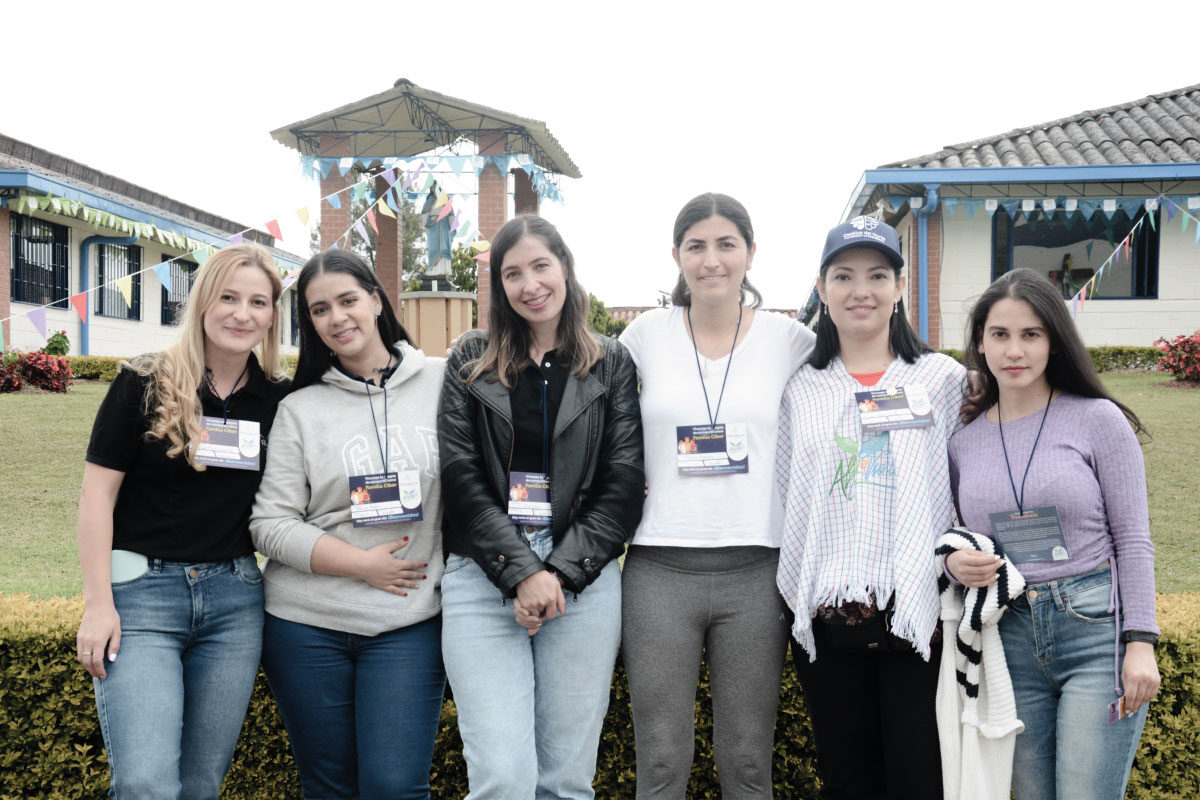 foto de un grupo de docentes del Cibercolegio