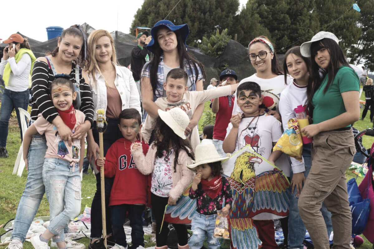 Estudiantes del Cibercolegio disfrutando de la compañía de sus compañeros en el festival de cometas