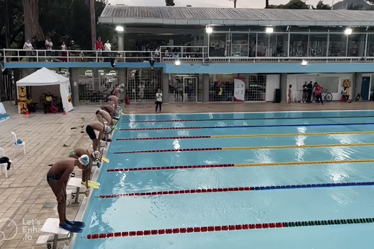 Jóvenes en competencia de natación