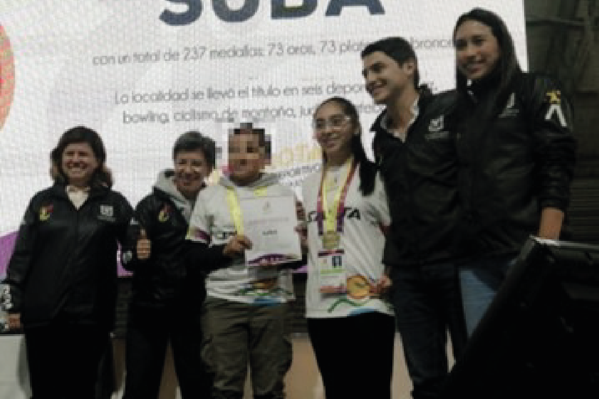 Estudiante Sara Lucia Gómez en el momento de la premiación con el Comité Paralímpico de Bogotá