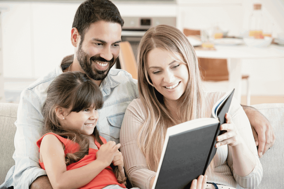 familia compartiendo la historia de un libro.