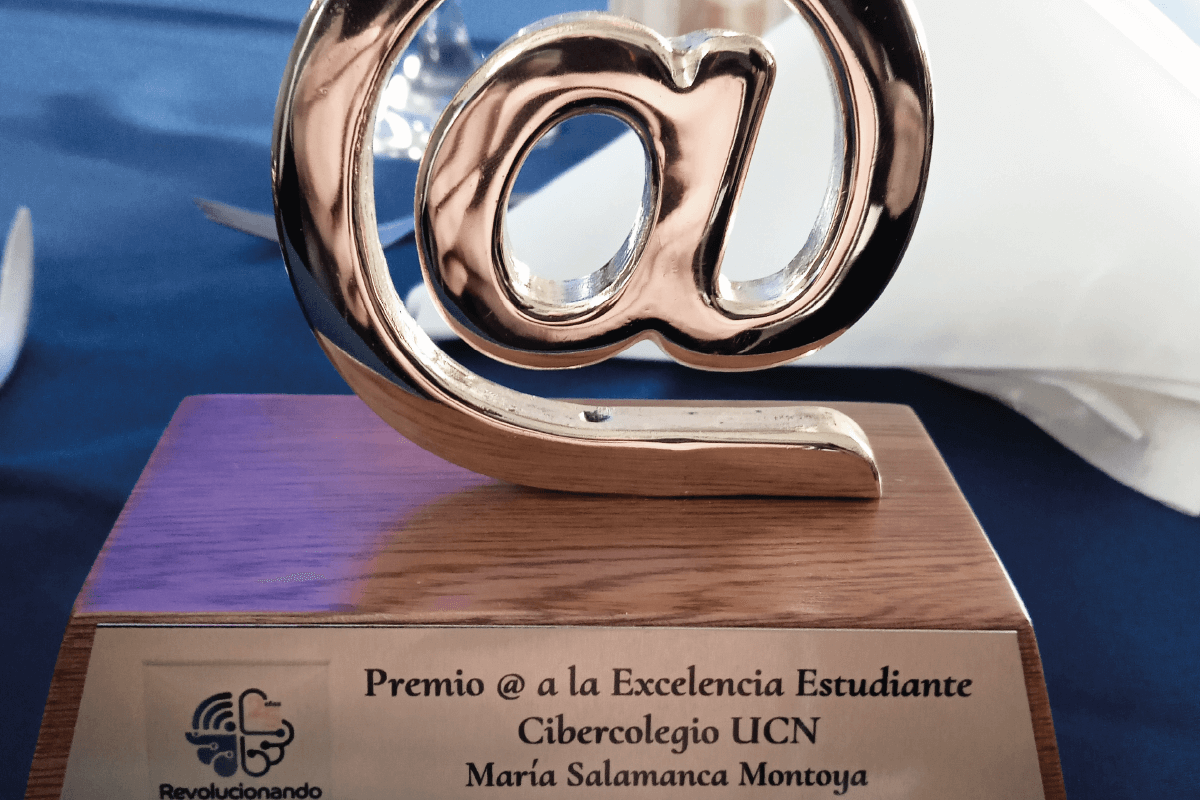 Trofeo de @ que se utilizo en la premiación a la excelencia