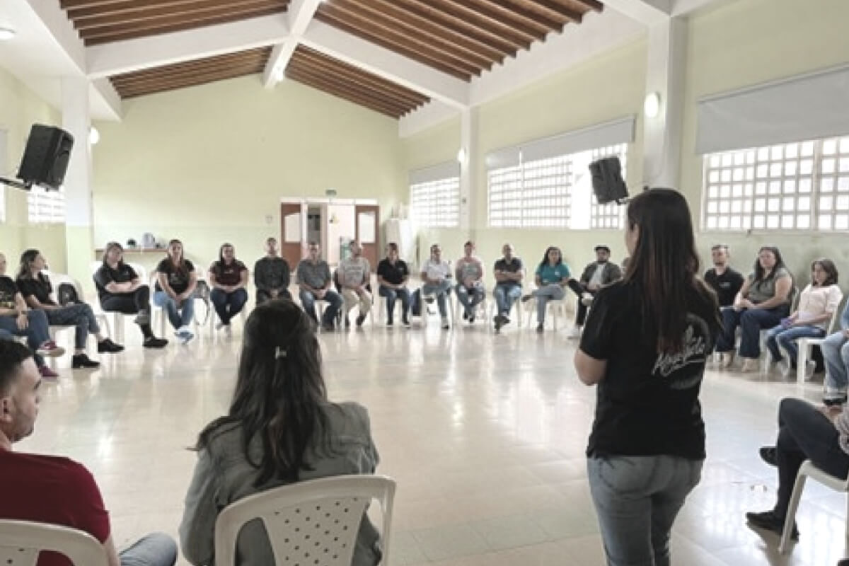 Grupo de docentes participando de formación en diseño universal de aprendizaje