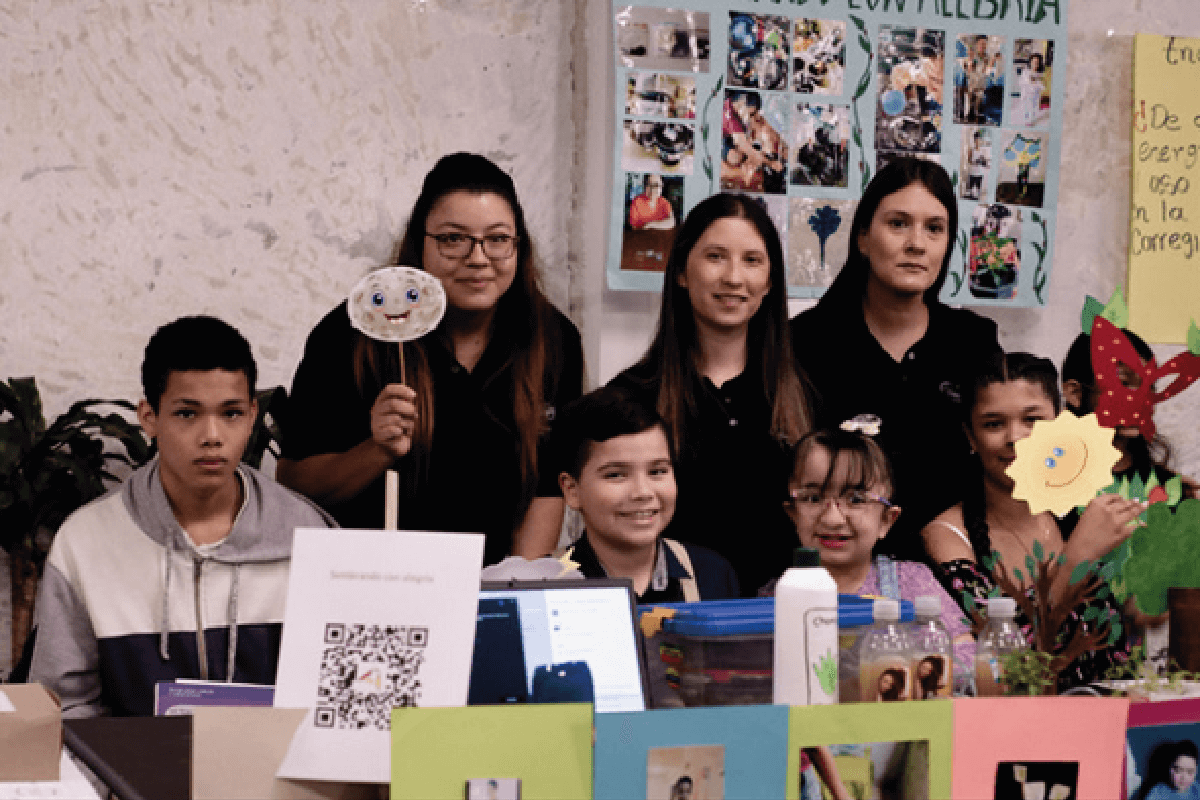 Algunos estudiantes del programa de primaria incluyente participando en la feria Cibersorprende con tres docentes