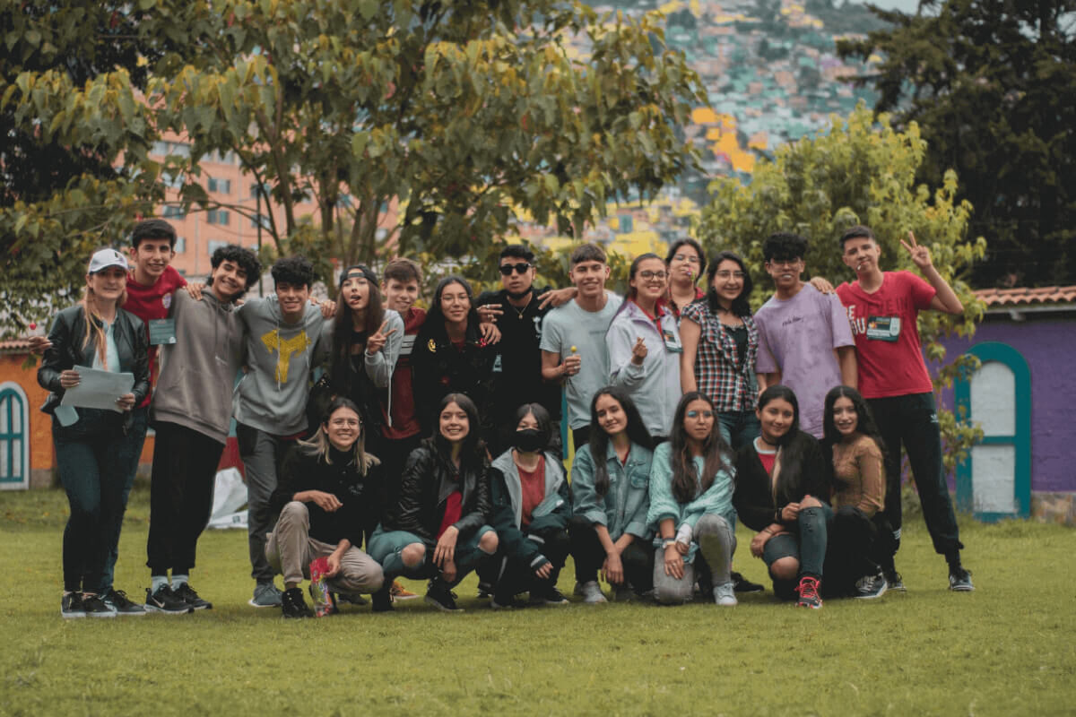 Fotografía de alumnos del Cibercolegio y asistente académica Mary Luz Rojas