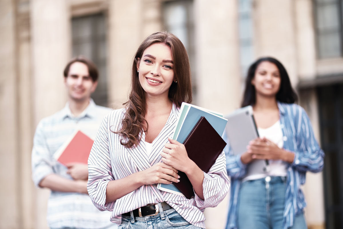 Mujeres con libros en estudio.