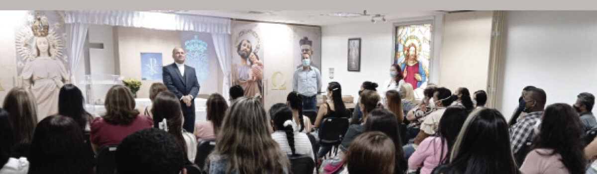 Fotografía de la reunión de inicio del programa Resilientes con un encuentro donde se tuvo la oportunidad de recibir unas sentidas palabras de bienvenida por parte del Pbro. Eduin Salazar, rector del Cibercolegio UCN, a padres de familia y equipo de trabajo.