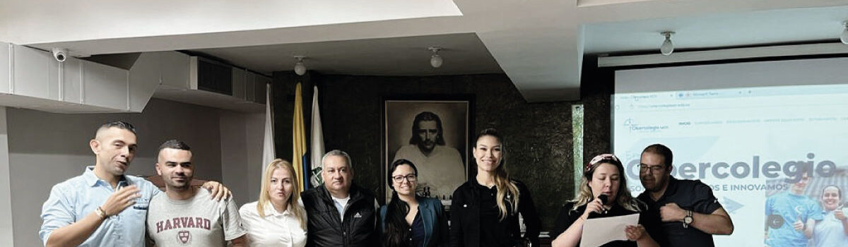 Docentes celebrando la elección de representantes de bienestar docente