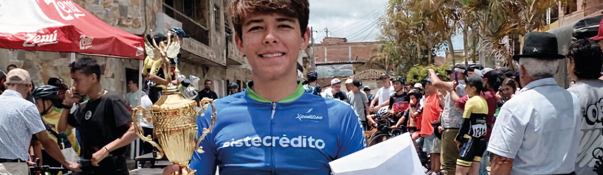 jerónimo recibiendo el trofeo