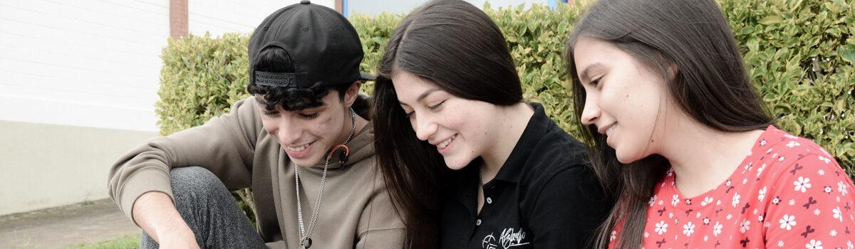 Imagen de estudiantes realizando actividades académicas a través de un computador