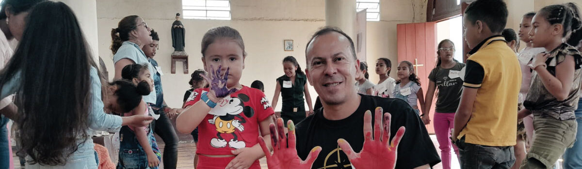 Coordinador de Calidad en Experiencia Ciber compartiendo con niños