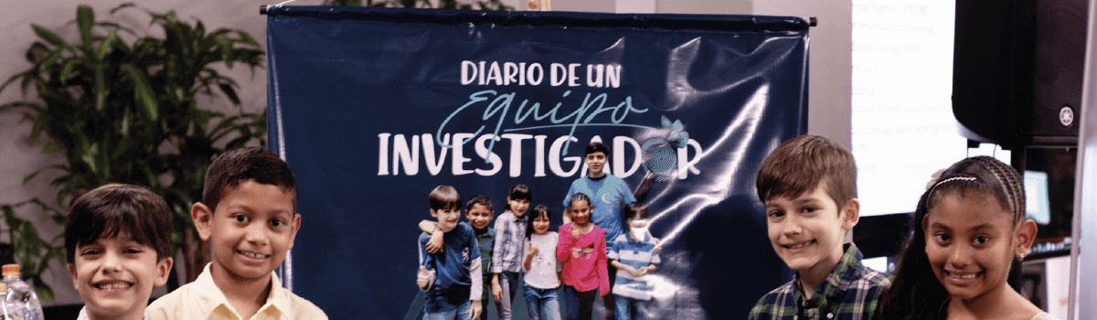 Estudiantes de primaria del Cibercolegio en su pendonde de exposición 