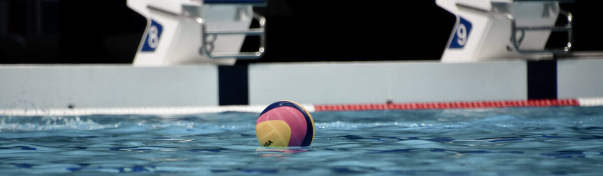 Imagen de piscina atlética con balón deportivo