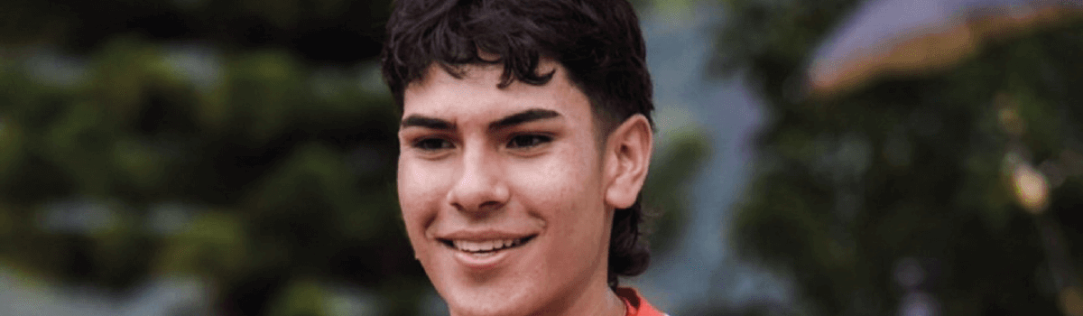 Estudiante Thomas Martínez con su título de segundo puesto