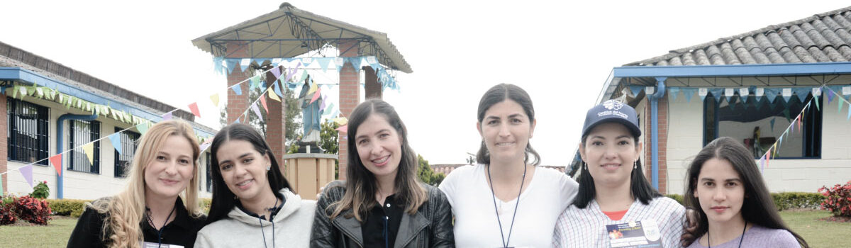 foto de un grupo de docentes del Cibercolegio